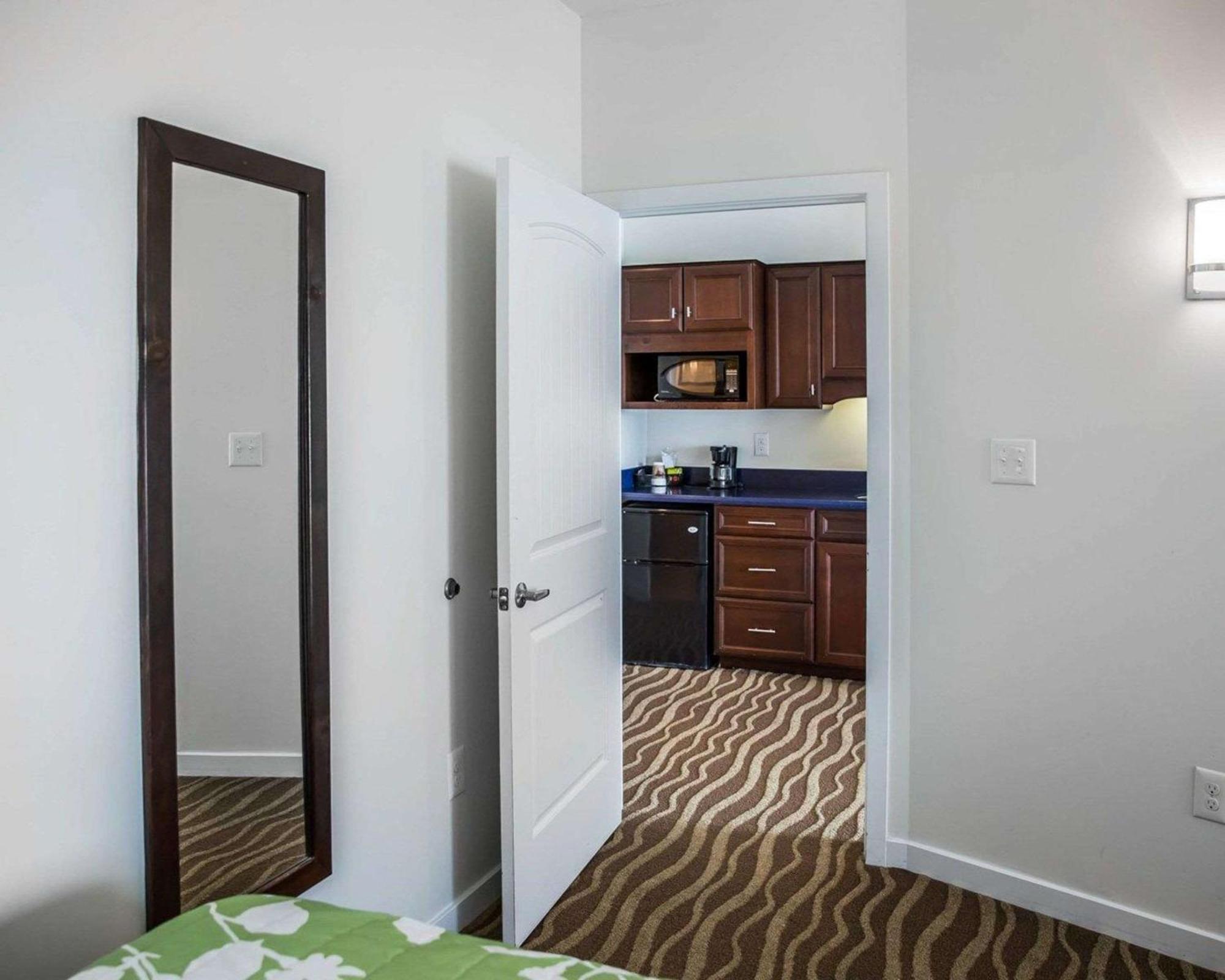 Island Inn & Suites, Ascend Hotel Collection Piney Point Eksteriør bilde